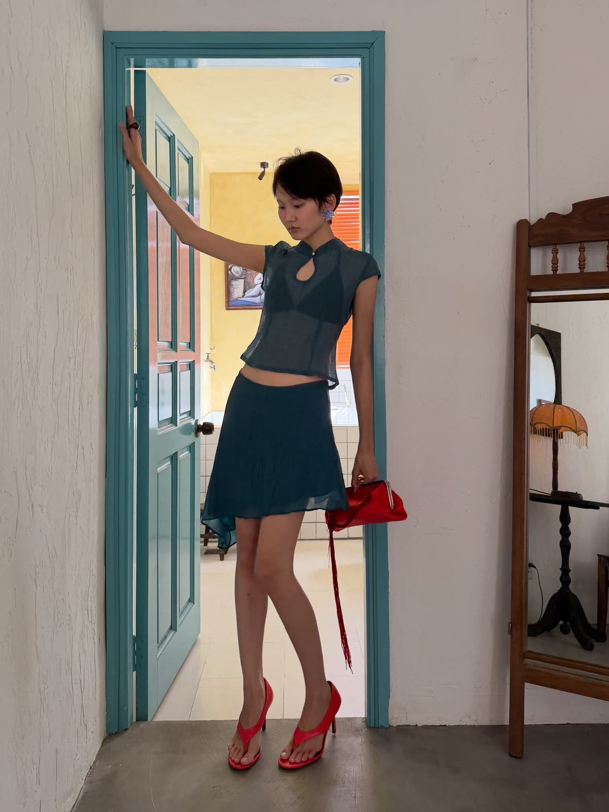 Thảo, Neenee, the yellow bathroom, frame 1 of 10