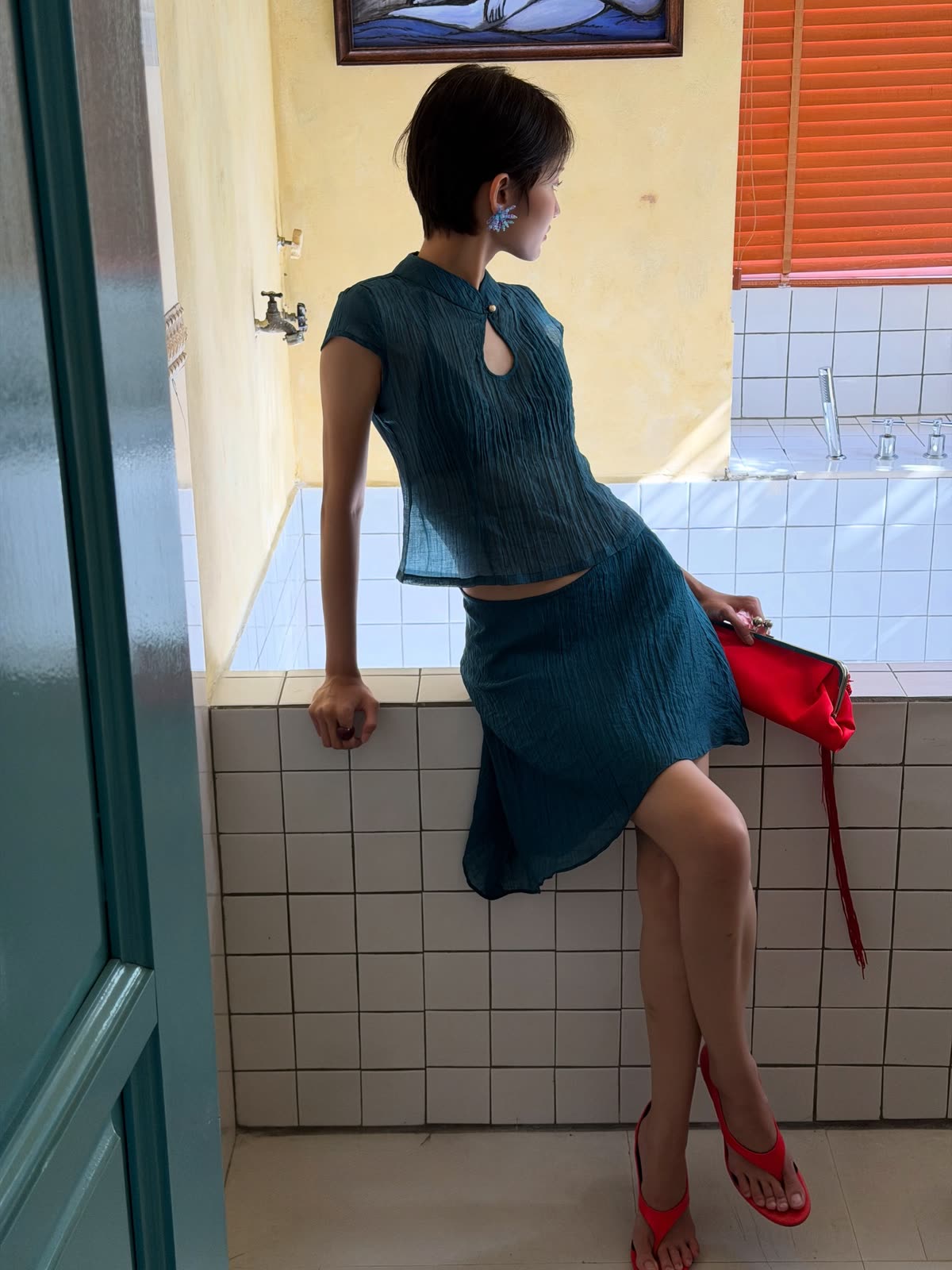 Thảo, Neenee, the yellow bathroom, frame 2 of 10