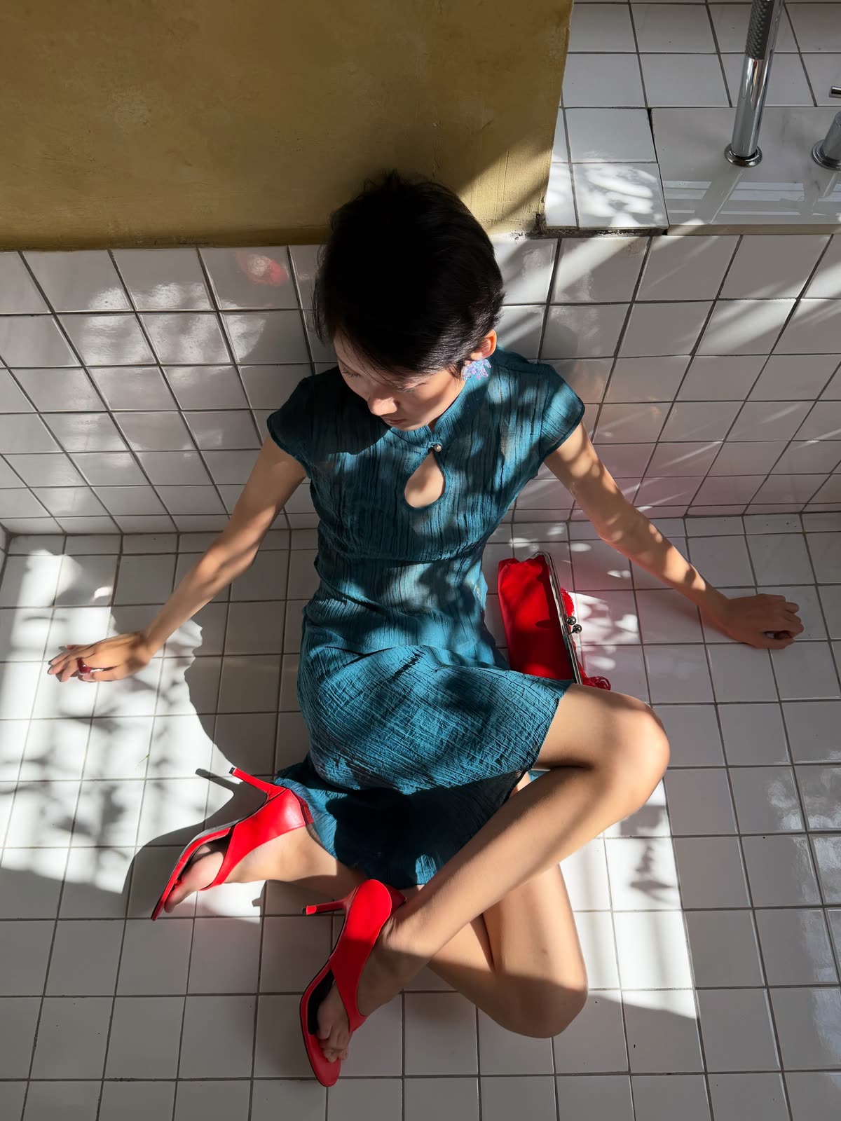 Thảo, Neenee, the yellow bathroom, frame 3 of 10