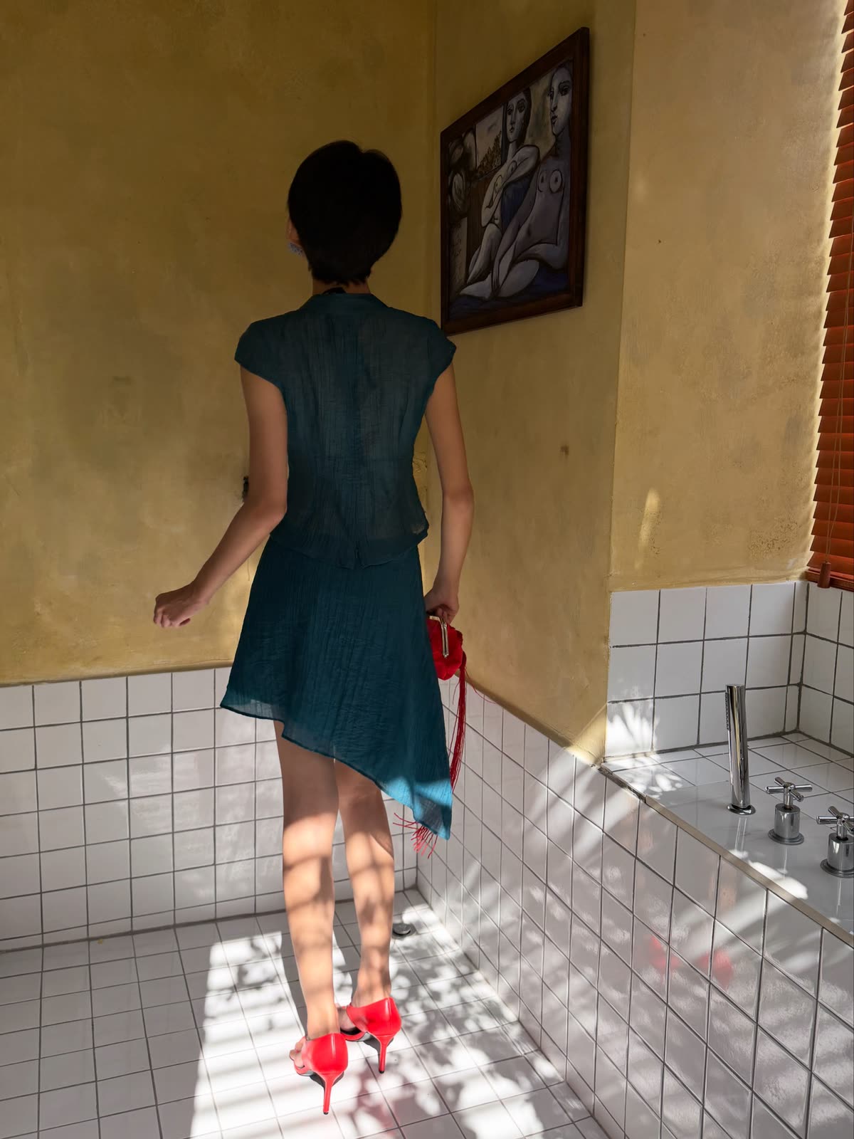 Thảo, Neenee, the yellow bathroom, frame 5 of 10