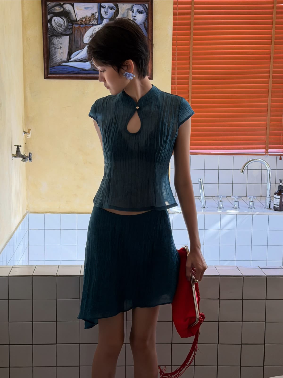 Thảo, Neenee, the yellow bathroom, frame 6 of 10